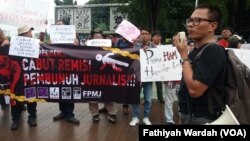 Wartawan dan aktivis HAM berunjuk rasa di seberang Istana Negara, Jakarta Pusat menentang remisi yang diberikan Presiden Joko Widodo, terhadap terpidana otak pembunuhan jurnalis Radar Bali (foto: VOA/Fathiyah Wardah)