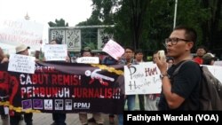 Wartawan dan aktivis HAM hari Jumat (25/1) berunjuk rasas di seberang Istana Negara, Jakarta Pusat menentang remisi yang diberikan Presiden Joko Widodo, terhadap terpidana otak pembunuhan jurnalis Radar Bali (foto: VOA/Fathiyah Wardah)