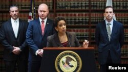 Loretta Lynch, Jaksa Distrik Timur New York, dalam jumpa pers mengenai pembobolan bank masif di 27 negara. (Reuters/Lucas Jackson)