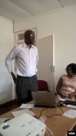 UMnu. Innocent Ncube okuwofisi yeZimbabwe Electoral Commission koBulawayo.