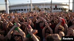 Activistas de derechos humanos levantan sus manos durante una protesta contra la violencia a las mujeres y contra el gobierno de Chile. 