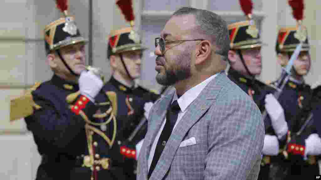Le roi Mohammed VI à son arrivé pour rencontrer François Hollande, au Palais de l'Élysées à Paris, en France, le 2 mai 2017.