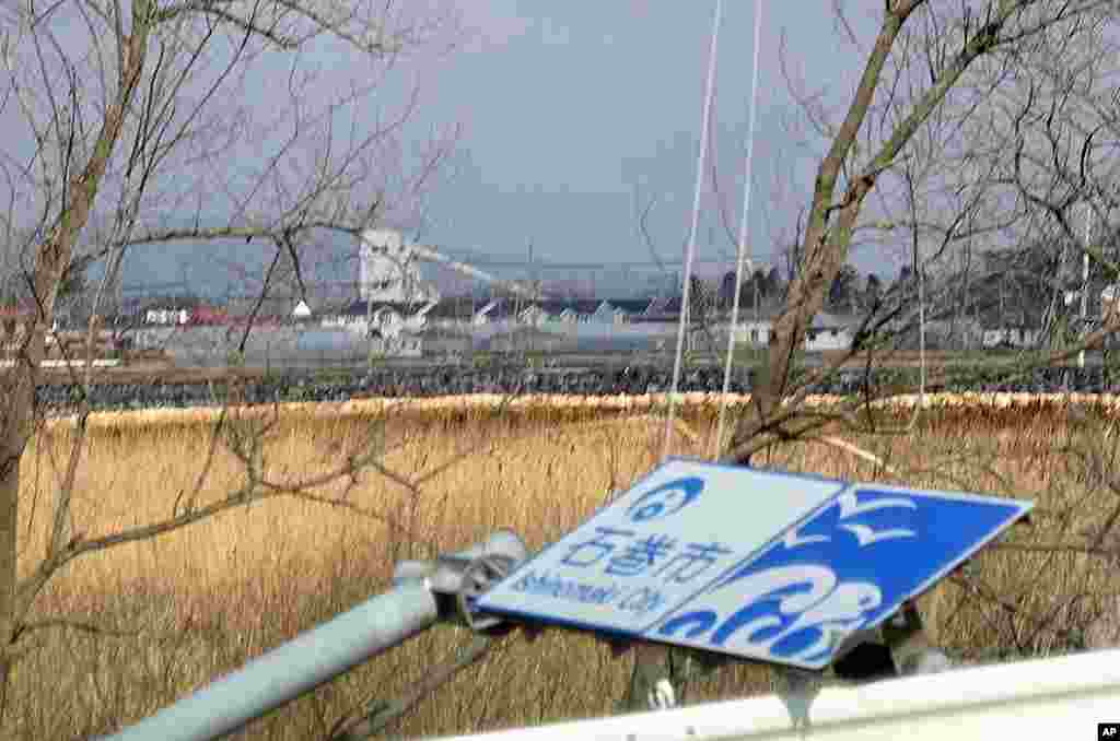 Sign at entrance of Ishinomaki City has yet to be uprighted, March 9, 2012. (VOA - S. L. Herman)