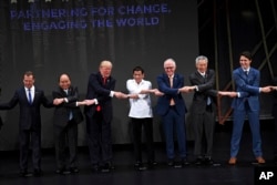 지난해 11월 필리핀 마닐라에서 열린 제 31회 아세안 정상회의에서 각국의 지도자들이 사진을 찍고 있다. 왼쪽부터 드미트리 메드베데프 러시아 총리, 드미트리 메드베데프 러시아 총리, 도널드 트럼프 미국 대통령, 로드리고 두테르테 필리핀 대통령, 말콤 텀불 호주 총리, 리셴룽 싱가포르 총리, 저스틴 트뤼도 캐나다 총리.