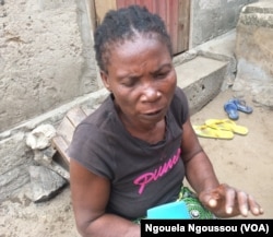 Elisabeth Loukou a perdu son tricycle en fuyant les violences dans le Pool, à Brazzaville, le 20 août 2017. (VOA/Ngouela Ngoussou)