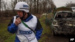 Inspection d'observateurs de l'OSCE près du village de Shyrokyne, dans l'est de l'Ukraine, le 30 mars 2015.