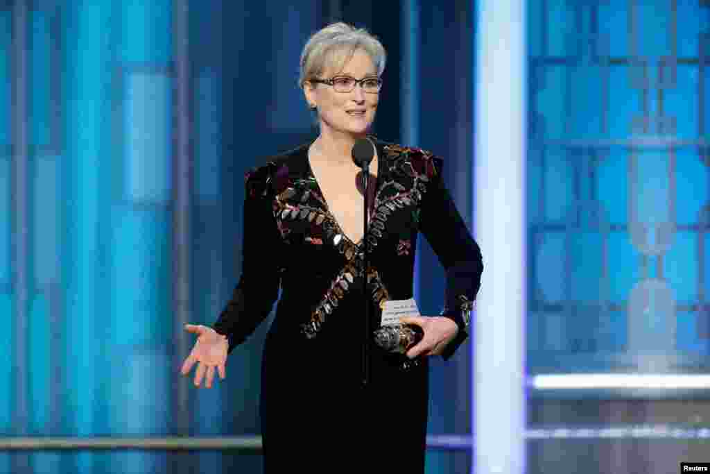 តារា​សម្តែង​ Meryl Streep ទទួល​ពានរង្វាន់​​ Cecil B. DeMille ក្នុង​កម្មវិធីប្រគល់​ពាន​រង្វាន់​ Golden Globe ប្រចាំ​ឆ្នាំលើកទី៧៤ នៅ​ទីក្រុង Beverly Hills រដ្ឋកាលីហ្វ័រញ៉ាកាល​ពីថ្ងៃទី០៨ មករា ២០១៧។