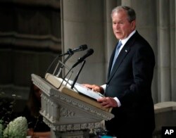 Mantan Presiden George W. Bush berpidato dalam kebaktian untuk mendiang Senator John McCain di Katedral Nasional di Washington, Sabtu, 1 September 2018.