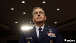 Tướng Không quân Mỹ John Hyten, chỉ huy Bộ Tư lệnh Chiến lược Hoa Kỳ, đến dự một phiên điều trần của Ủy ban Quân vụ Thượng viện trong Điện Capitol, Washington, ngày 4 tháng 4, 2017.