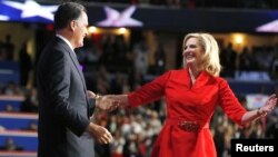 El candidato republicano Mitt Romney sube al escenario para abrazar a su esposa Ann, luego de su discurso ante la Convención Nacional Republicana, el martes 28 de agosto por la noche.