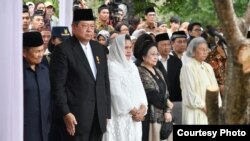 Dari kiri: BJ Habibie, SBY, Ibu negara Iriana Widodo, dan Megawati Soekarnoputri hari Minggu (2/6) menghadiri pemakaman jenazah Ani Yudhoyono (Courtesy: Setpres RI).