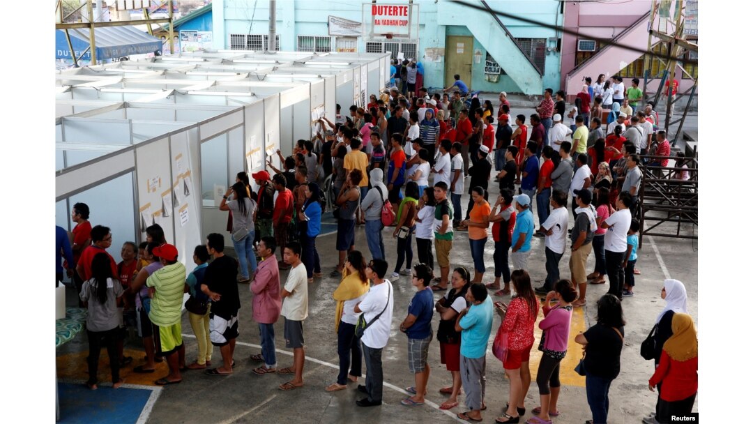 Residents queue in polling precincts to vote in national elections in Davao city, southern Philippines, May 9, 2016. Filipinos will choose a successor for President Benigno Aquino and candidates for 18,000 other elected offices.