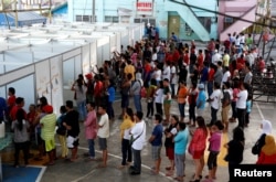 Residents queue in polling precincts to vote in national elections in Davao city, southern Philippines, May 9, 2016. Filipinos will choose a successor for President Benigno Aquino and candidates for 18,000 other elected offices.
