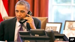 바락 오바마 미국 대통령이 백악관 집무실에서 통화하고 있다. (자료사진)