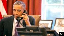 အမေရိကန်သမ္မတ အိုဘားမား အိမ်ဖြူတော်တွင်း တယ်လီဖုန်း ပြောနေစဉ်။ 