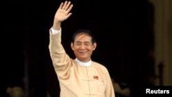 28일 미얀마 10대 대통령으로 선출된 윈 민트 전 하원의장이 시민들을 향해 손을 흔들고 있다. 