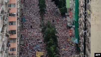 中国官媒刻意淡化并攻击香港回归后规模空前的反送中大游行