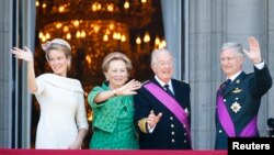 Los monarcas salientes Alberto II y Paola al centro en la foto, flanqueado por la nueva reina Mathilde a la izquierda y el ahora rey Felipe a la derecha en los balcones del Palacio Real en Bruselas.