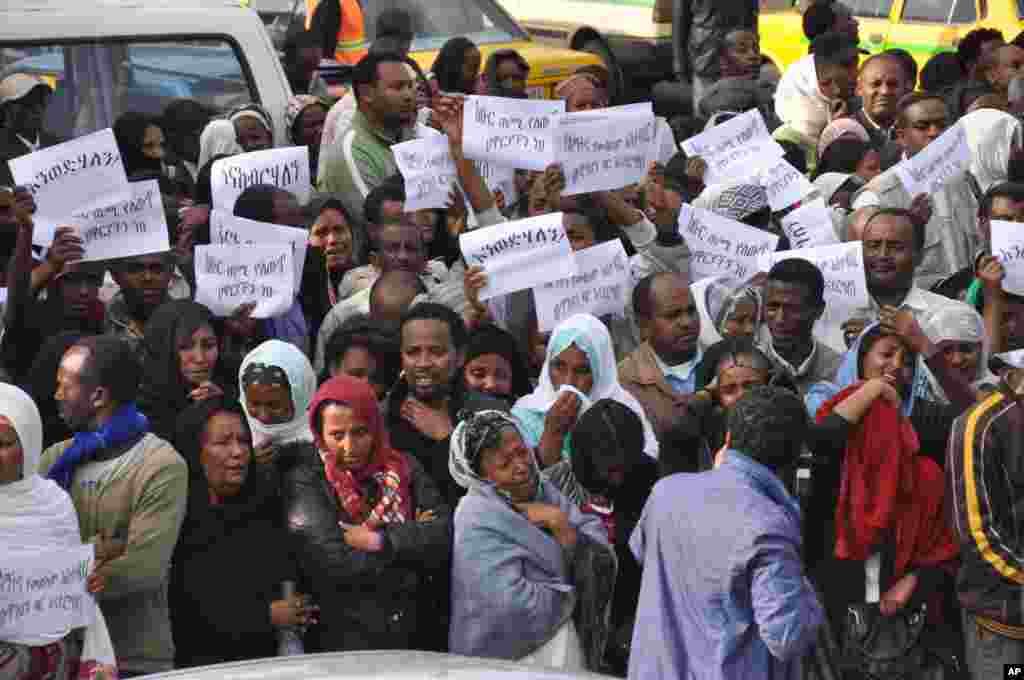 Ethiopians carry posters in Amharic reading &quot;Meles We Love You&quot; as they gather to mourn as the body of the late Prime Minister Meles Zenawi arrived in Addis Ababa, August 22, 2012. 