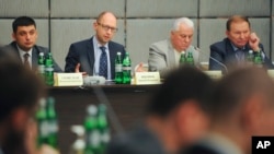 Bosh vazir Arseniy Yatsenyuk, sobiq prezidentlar Leonid Kuchma, Leonid Kravchuk Xarkovdagi muzokarada.