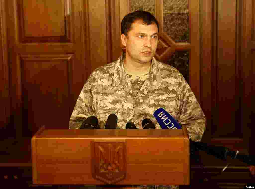 O'zini Lugansk shahri meri deb e'lon qilgan Valeriy Bolotov jurnalistlar savollariga javob bermoqda.