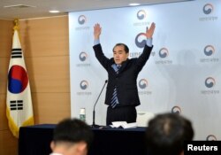 Thae Yong Ho, the former North Korean deputy ambassador to London, cheers during a news conference at the Government Complex in Seoul, South Korea, Dec. 27, 2016.