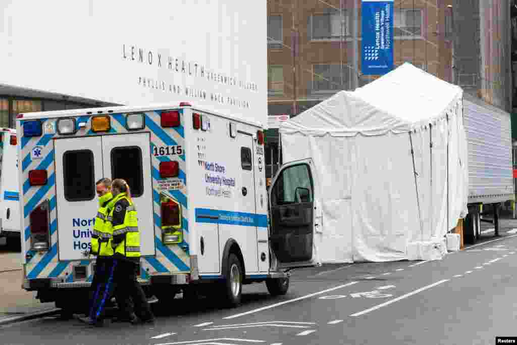 Paramédicos caminan cerca a una morgue improvisada afuera del hospital Lenox Health en Nueva York, el 29 de marzo del 2020.&nbsp;