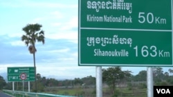 Jalan tol pertama Kamboja dari Phnom Penh ke kota pelabuhan Sihanoukville, yang dibangun dengan investasi China senilai 2 miliar dolar AS (foto: ilustrasi). 