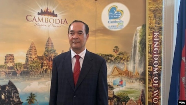 រូបឯកសារ៖ លោក ជុំ សុន្ទរី ឯកអគ្គរាជទូតកម្ពុជាប្រចាំប្រទេសអាមេរិក នៅឯវេទិកាការទូតនៃប្រទេសតំបន់ទន្លេមេគង្គដែលរៀបចំដោយមជ្ឈមណ្ឌល Meridian អន្តរជាតិនៅរដ្ឋធានីវ៉ាស៊ីនតោន កាលពីដើមខែមិថុនាឆ្នាំ២០១៩។ (សុខ ខេមរា/VOA)
