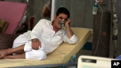 A patient is connected to an oxygen tank at the Afghan-Japan Communicable Disease Hospital, for COVID-19 patients in Kabul, Afghanistan, Thursday June 18, 2020. (AP Photo/Rahmat Gul)