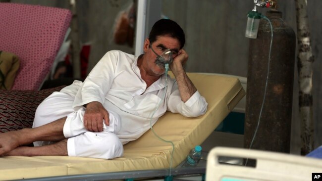 A patient is connected to an oxygen tank at the Afghan-Japan Communicable Disease Hospital, for COVID-19 patients in Kabul, Afghanistan, Thursday June 18, 2020. (AP Photo/Rahmat Gul)