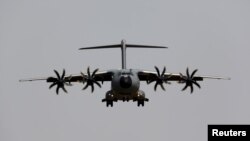Pesawat militer A400M buatan Airbus bersiap mendarat setelah uji coba di bandara Sevilla, Mei lalu. 