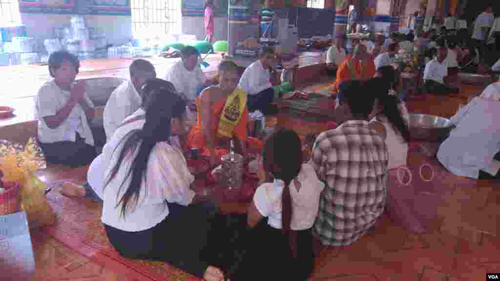 ពុទ្ធសាសនិកប្រគេនចង្ហាន់ដល់ព្រះសង្ឃនៅវត្តសុវណ្ណគីរីរតនៈភ្នំប្រុស (ហៅវត្តភ្នំប្រុស) ក្នុងស្រុកកំពង់សៀម ខេត្តកំពង់ចាម នៅថ្ងៃភ្ជុំបិណ្ឌ កាលពីថ្ងៃទី០១ ខែតុលា ឆ្នាំ២០១៦។ (ប៊ុន ប៉េងហ៊ុយ/VOA)