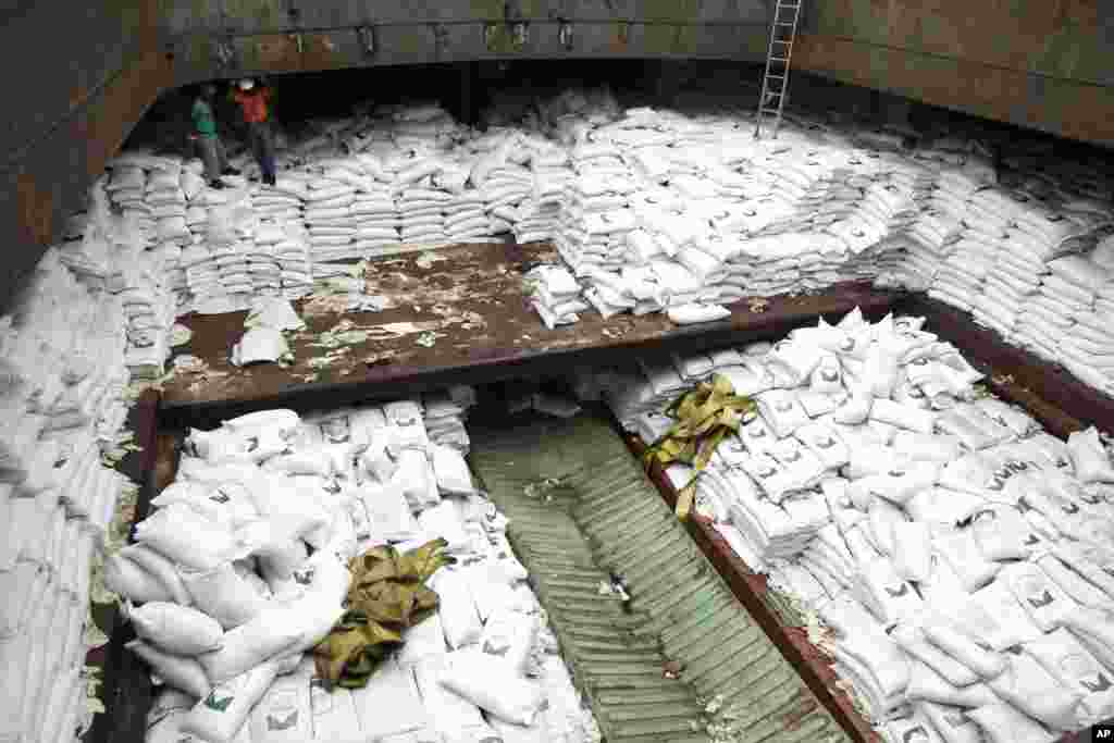 2013年7月16日在巴拿马科隆市，在被截获的朝鲜货轮船舱内，巴拿马工人站在装糖的麻袋上。