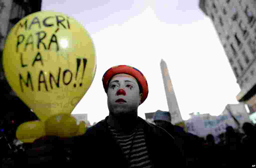 یک معترض که صورت خود را به شکل دلقک درآورده&nbsp; و بادکنک به دست در تظاهراتی در بوینوس آیرس آرژانتین