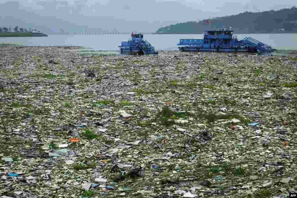 Workers in boats remove garbage from the Yangtze River in Yichang, in central China&#39;s Hubei province, China.