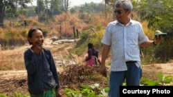 Im Chaem, 68, a former Khmer Rouge regional commander, in a picture with Youk Chhang, executive director of the Documentation Center of Cambodia, in Anlong Veng, February 13, 2012. (Courtesy of Documentation of Cambodia) 