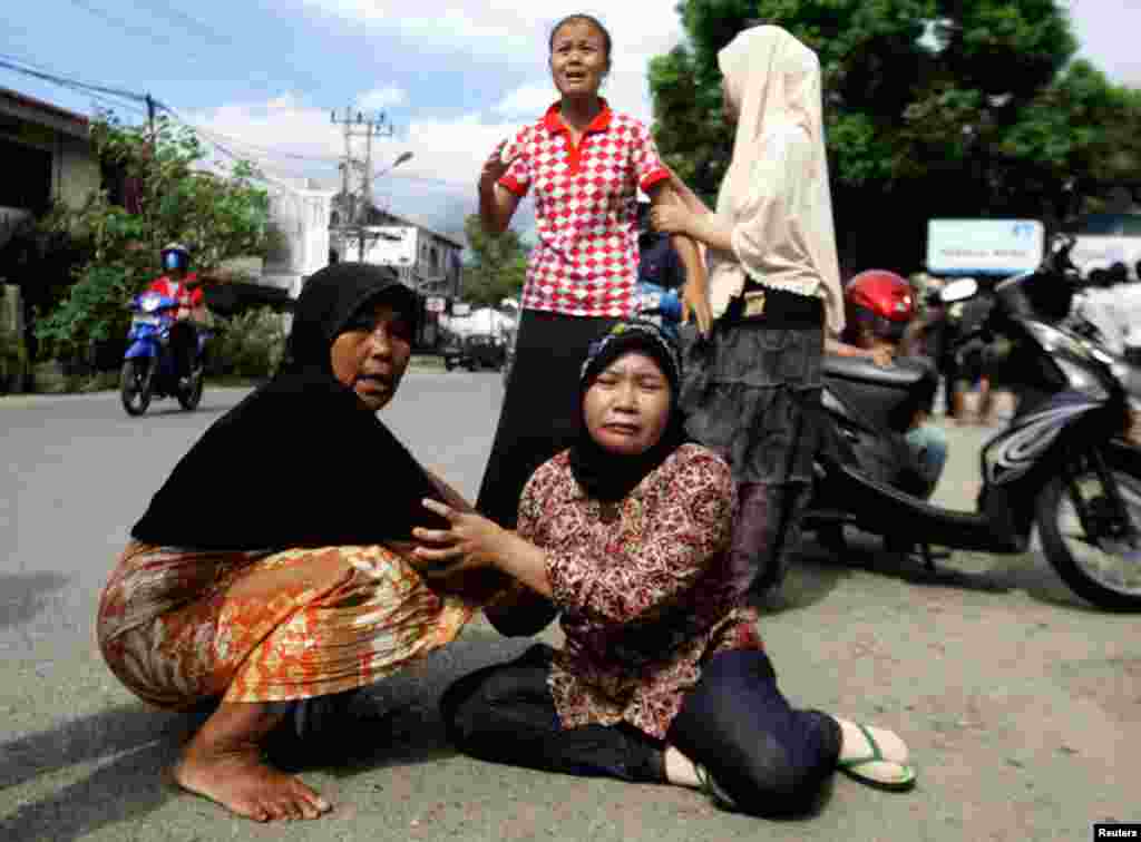 Women cry on a street in Banda Aceh after a strong earthquake struck off Indonesia, April 11, 2012. (Reuters)