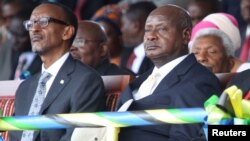  Paul Kagame, à gauche, et Yoweri Museveni, assistent à l'investiture de leur homologue tanzanien John Magufuli, Uhuru Stadium, Dar es Salaam, le 5 novembre 2015. 
