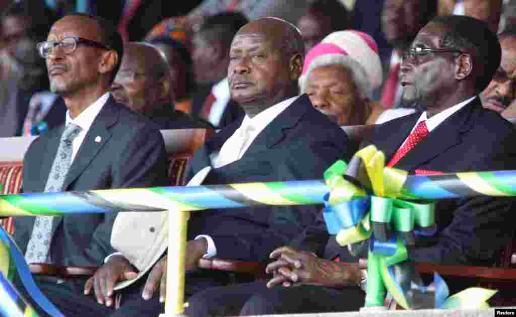 Le président Paul Kagame du Rwanda (G), le président Yoweri Museveni de l&#39;Ouganda (C) et le président du Zimbabwe Robert Mugabe assistent à la cérémonie d&#39;investiture du président élu de la Tanzanie John Magufuli au stade Uhuru, à Dar es-Salaam, le 5 novembre, 2015. REUTERS / Emmanuel Herman.