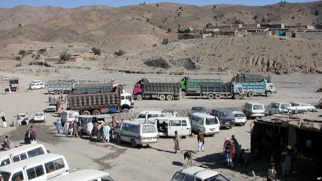 غلام خان کی سرحدی گزرگاہ کی 15 سال قبل لی گئی ایک تصویر (فائل فوٹو)