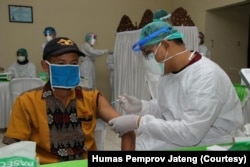 Pemerintah Kabupaten Kudus menggelar vaksinasi bagi Lansia di kawasan Pura Terban, Sabtu, 12 Juni. (Foto: Courtesy/Humas Pemprov Jateng)