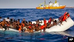 Migranti u gumenom čamcu na Mediteranu, na putu ka italijansnkom ostrvu Lampeduza, 17. apil 2016.