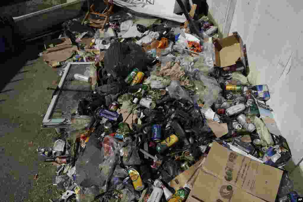 از آنجا در جریان محدودیت&zwnj;های ناشی از همه&zwnj;گیری ویروس کرونا برخی از شرکت های بازیافت نیز فعالیت خود را متوقف کرده اند، زباله&zwnj;های بازیافتی در مناطقی از لندن تلنبار شده است.