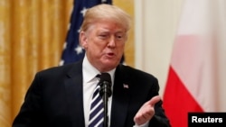 El presidente de EE.UU. Donald Trump responde una pregunta durante la conferencia de prensa conjunta con el presidente de Polonia, Andrzej Duda, en el Salón Oriental de la Casa Blanca en Washington, el 18 de septiembre de 2018.