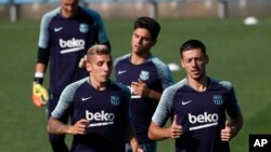 Lucas Digne (kiri) dan rekannya dari Barcelona, Clement Lenglet (kanan) berlatih di Gelanggang Olahraga Klub Sepak Bola Barcelona Joan Gamper di Saint Joan Despi, 18 Juli 2018. Digne resmi pindah ke Everton dari Barcelona, Rabu, 1 Agustus 2018.
