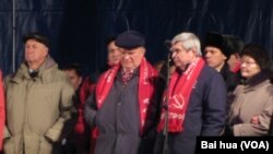  俄共领袖久加诺夫（中）和支持者在2011年莫斯科的十月革命纪念集会上。(美国之音白桦拍摄)