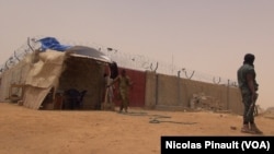 Des militaires montent la garde devant le centre de transition des repentis de Boko Haram, Diffa, Niger, le 17 avril 2017 (VOA/Nicolas Pinault)