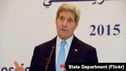 El secretario de Estado de EE.UU., John Kerry, habló con los periodistas durante una conferncia de prensa conjunta con el canciller tunecino, Taieb en Túnez el viernes, 13 de noviembre de 2013.
