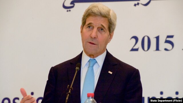 El secretario de Estado de EE.UU., John Kerry, habló con los periodistas durante una conferncia de prensa conjunta con el canciller tunecino, Taieb en Túnez el viernes, 13 de noviembre de 2013.
